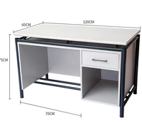 Bureau d'enseignant avec compartiment de rangement ouvert, table d'étude blanche à hauteur fixe avec structure métallique, mobilier scolaire robuste