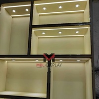 Vitrine de Luxe pour Sacs avec Éclairage LED, Présentoir Mural de Rangement pour Sacs à Main, Étagère en Bois Naturel et Verre pour Boutiques et Usines