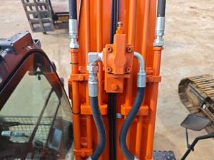 Excavadora Hidráulica de Cadenas Hitachi Zaxis 130 con Cucharón de Excavación, Equipo de Construcción Usado - Product Image 4