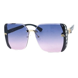 Gafas de Sol Olu Polygon con Lentes Grises, Montura Completa, Elegantes para el Día a Día - Product Image 3