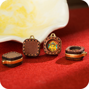 Pendentif en alliage d'acier titane ethnique tibétain peint à la main avec peinture 3D miniature Thangka Zakiram Yellow Wealth, pigment minéral - Product Image 3