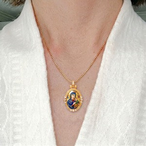 Ciondolo in Ottone con Perle Imitate e Smalto della Madonna del Perpetuo Soccorso, Regalo di Consolazione per Novena, Fornitore di Articoli Religiosi per Festività - Product Image 2