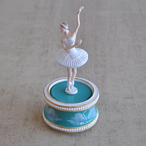 Caja <span class=keywords><strong>de</strong></span> música <span class=keywords><strong>de</strong></span> bailarina <span class=keywords><strong>de</strong></span> <span class=keywords><strong>Ballet</strong></span> <span class=keywords><strong>de</strong></span> cerámica personalizada, decoración <span class=keywords><strong>de</strong></span> adornos <span class=keywords><strong>de</strong></span> mesa para regalo y recuerdo, regalo del <span class=keywords><strong>lago</strong></span> <span class=keywords><strong>de</strong></span> <span class=keywords><strong>los</strong></span> <span class=keywords><strong>cisnes</strong></span> - Product Image 2
