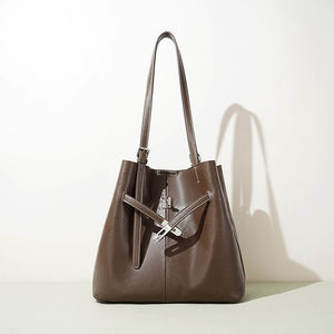 Bolso de hombro de cuero genuino para mujer, fabricante personalizado ODM, bolso tipo cubo retro de lujo para mujer de gran capacidad - Product Image 3