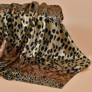 Nuovo Foulard Quadrato in Raso di Poliestere con Stampa Leopardata, Sciarpa da Donna 90cm, Traspirante e ad Asciugatura Rapida, Stile Europeo e Americano, Hijab alla Moda - Product Image 5