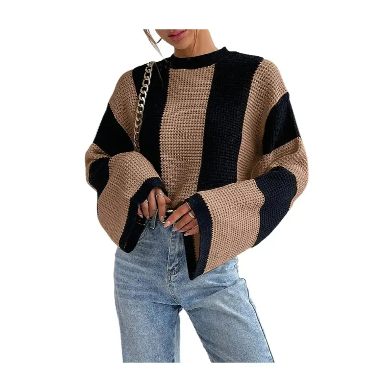 Женский вязаный свитер в полоску с круглым вырезом и логотипом