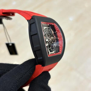 Une nouvelle montre sport pour homme, tendance, haut de gamme, de qualité supérieure, avec réserve de marche, bracelet en caoutchouc, étanche et squelettée, à mouvement mécanique. - Product Image 4