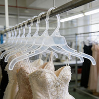 Cintres multifonctionnels transparents en PP moulés par injection, durables, pour adultes, avec plaque LOGO personnalisable pour vêtements – Vente en gros directe usine