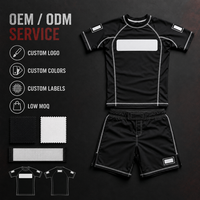 Ensemble de shorts de boxe MMA pour adultes hommes noir et rashguard avec logo personnalisé, surpiqûres contrastées, séchage rapide, 100% polyester