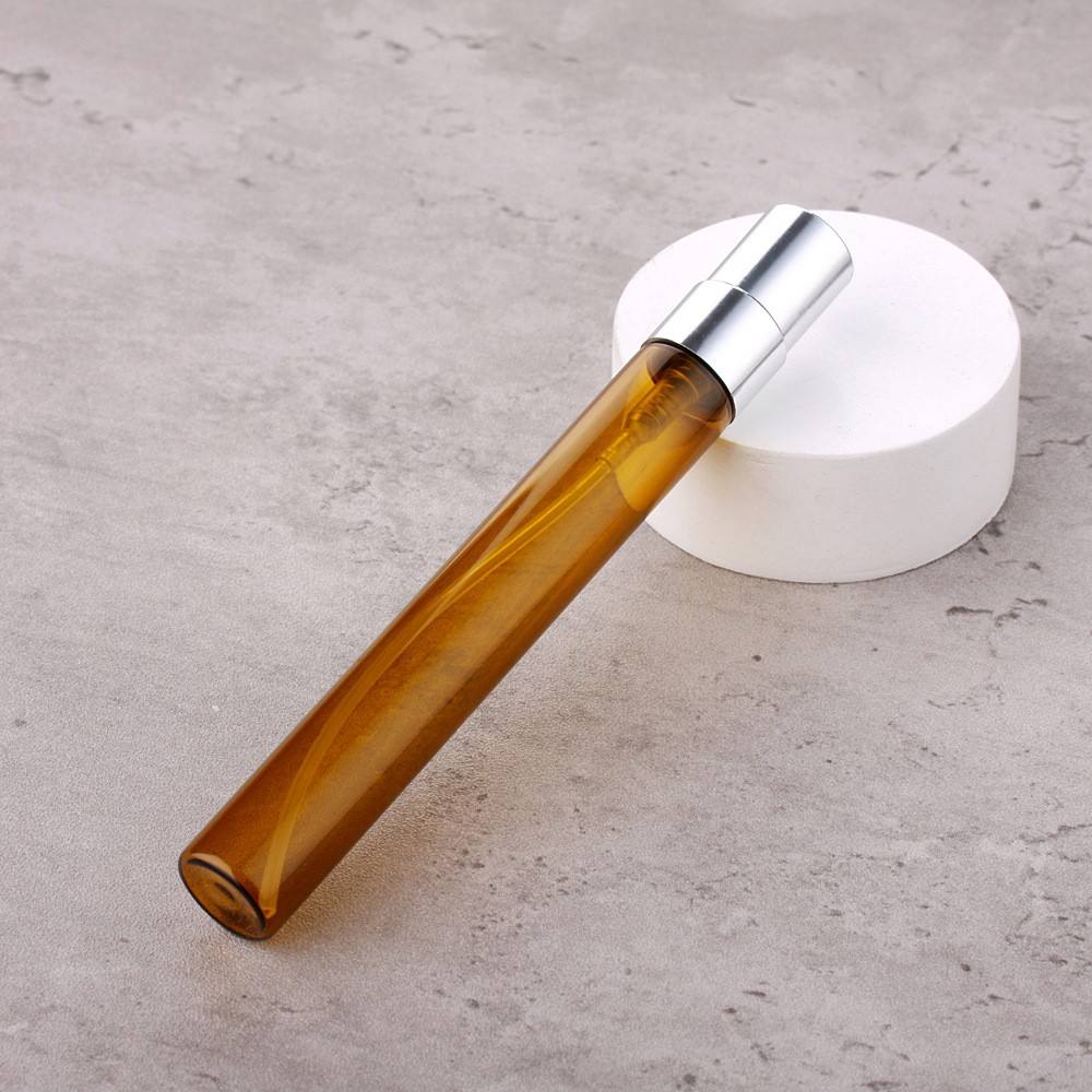 ขวดอำพันพร้อมเครื่องพ่นสารเคมีสีเงิน