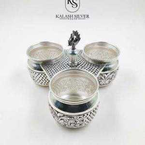Boîte à Kumkum Triple en Argent Sterling 925 avec Poignée Paon et Gravure Florale Nakshi Détaillée pour les Rituels de Puja - Product Image 2