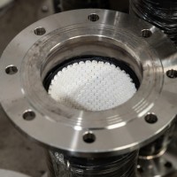 Tuyau en caoutchouc à grand diamètre avec revêtement céramique, haute résistance à l'usure pour le transport de boues, de poudre de charbon et de sable.