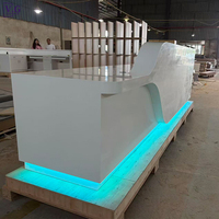 Bureau d'accueil simple en pierre de surface solide blanche entièrement personnalisé avec éclairage RGB pour bureau