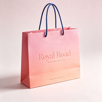 Sacs shopping en papier noir de luxe en gros, sacs cadeaux en papier personnalisés avec logo imprimé et poignée en corde pour l'emballage de vêtements en détail