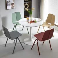 Table de réunion ronde moderne et minimaliste en gros avec chaises en plastique colorées pour restaurant