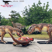 Robot dinosaure animatronique T-Rex en combat dans le parc à dinosaures
