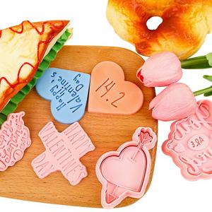 Moules à biscuits 3D en forme de cœur avec inscription « Love Heart Words » et motif ours enlacant un cœur, pour la simulation DIY - Product Image 3