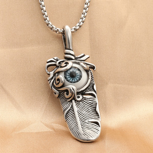 Collar de Acero Inoxidable con Colgante de Pluma y Ojo de Titanio Estilo Europeo para Hombre, Diseño Animal Retro Punk de Moda - Product Image 2