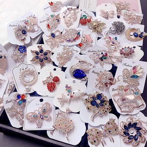Broche Fleur Acier Argenté Avec Strass Blanc Et Cristal Bleu - Bijou Femme