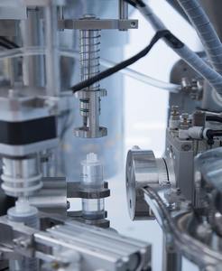 Relleno de <span class=keywords><strong>ácido</strong></span> <span class=keywords><strong>hialurónico</strong></span> para <span class=keywords><strong>labios</strong></span>, línea de producción de sellado de llenado de jeringa de 1ml, jeringa precargada aséptica y línea de sellado - Product Image 3