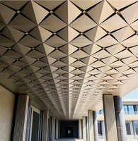 Panneaux de plafond en aluminium 3D géométriques, design quadrillé en nid d'abeille, ignifuges, pour la décoration intérieure commerciale moderne