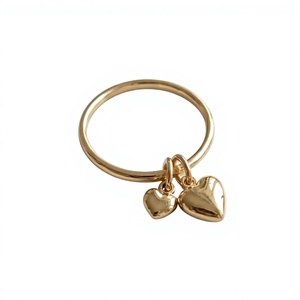 Anillo con Bisel y Dije de Corazón Dorado, Unisex, Romántico, para Uso Diario, Cristiano, Moderno, Plata de Ley 925 - Product Image 1