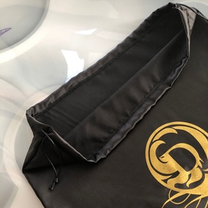 Bolsa de Regalo de Seda Negra con Logotipo Personalizado Impreso en Flexografía para Empacar Ropa, Bolsa de Embalaje con Cordón de Seda Súper Suave - Product Image 4