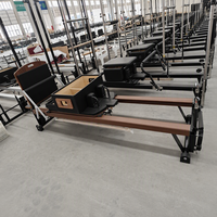 Lit de Pilates Reformer en aluminium peint par pulvérisation à effet bois de luxe, avec base en aluminium sur mesure, pour studio de Pilates commercial