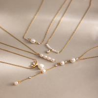 Collier élégant à superposer en acier inoxydable plaqué or avec perles simulées et chaîne fine pour femme