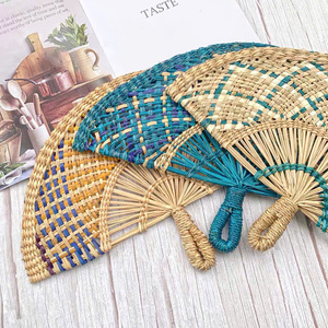 Abanico de hoja de palma natural pintado a mano con mango de bambú y tejido de paja estilo amor decoración refrescante de verano para fiestas al aire libre - Product Image 5