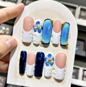 Uñas Postizas para Crear una <span class=keywords><strong>Manicura</strong></span> <span class=keywords><strong>Francesa</strong></span> Blanca y Azul <span class=keywords><strong>con</strong></span> Flores 3D, Adornos de Estrellas de Mar Doradas y Perlas, y Formas de Almendra - Product Image 3