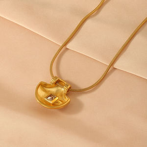 สร้อยคอประดับเพทายทรงสี่เหลี่ยมทำจากสเตนเลสสตีลสีทอง18K กันน้ำทันสมัย - Product Image 5