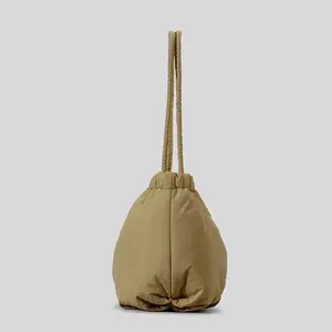 2024 casual semplice imbottito trapuntato in nylon lavabile con coulisse con apertura per lo shopping borsa alla moda all'aperto borsa tote bag