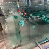 Vidrio laminado templado transparente solar de 10 mm utilizado para muros cortina y deflectores de escaleras comerciales.