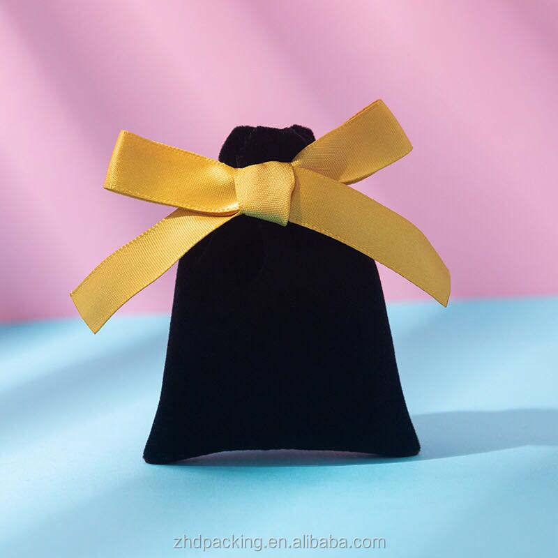 Noir avec ruban doré