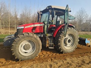 Vente en gros de tracteurs agricoles d'occasion Massey Ferguson S1304-C, performances fiables, utilisation en terrain accidenté par tous les temps - Product Image 4