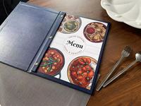 Nouvelle couverture de menu pliable A4 en cuir PU doux au toucher pour restaurant, café et bar, avec logo gaufré or