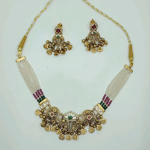 Conjunto de Collar Gargantilla de Plata Estilo Herencia con Perlas, Colgante Tradicional Dorado y Pendientes a Juego para Bodas - Product Image 2