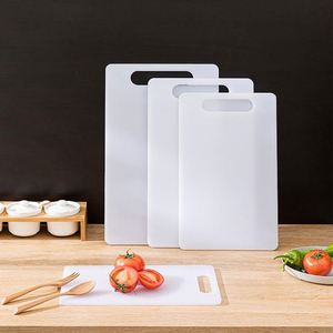 Tabla de Cortar de Plástico Resistente con Logotipo Personalizado, Tabla de Cortar Vegetales de Grado Alimenticio con Orificio para Colgar, Utensilios de Cocina Coloridos - Product Image 1