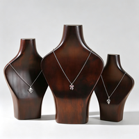Présentoir à bijoux en bois poli pour colliers, buste de présentation, pour boutique, showroom, bijouterie, décoration intérieure RY1601
