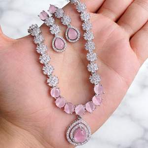 Ensemble de bijoux indiens en diamants américains fantaisie : collier, boucles d'oreilles et pendentif élégants pour femmes et filles - Product Image 3