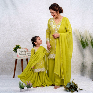 Ensemble de robes traditionnelles indiennes et pakistanaises vert lime parfaitement brodées pour femmes et enfants, longueur cheville, en viscose - Product Image 1