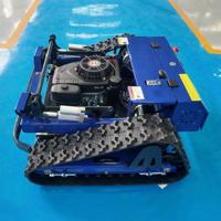 Robot tondeuse multifonctionnel sur chenilles pouvant être équipé d'accessoires pour la réaménagement des terres par commande à distance