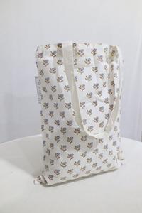 กระเป๋าพิมพ์ลายด้วยมือ ผลิตด้วยงานฝีมือที่ประณีต อุปกรณ์ตกแต่งที่ใช้งานได้จริง เหมาะสำหรับการช้อปปิ้ง ไปเรียน ไปทำงาน จากประเทศอินเดีย - Product Image 3