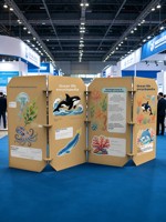 Écran de séparation en carton ondulé multi-panneaux modulaire sur pied pour événements et espaces temporaires