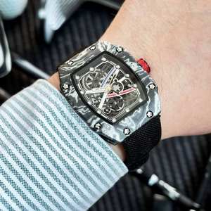 Montre à quartz squelette élégante de luxe personnalisable de haute qualité, montre-bracelet sport en caoutchouc brillant, boîtier en fibre de carbone de luxe et tendance - Product Image 2