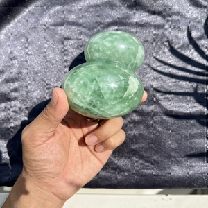 Sphère de cristal de fluorite verte naturelle sculptée – Décoration d'intérieur sur le thème des fées, cadeau en pierres précieuses - Product Image 1