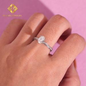 Anillo de Compromiso y Matrimonio de Lujo con Diamante de Laboratorio de Corte Ovalado de 0.78ct, Piedras Principales de Oro de 18k, D VS1, Certificado IGI - Product Image 2