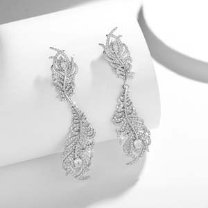 أقراط متدلية بتصميم ريشة طاووس مثلجة vs1 أقراط متدلية من الريش الفضي أقراط مويسانيتي - Product Image 3