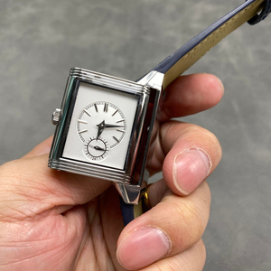 Reloj de Vestir Unisex de Alta Gama con Caja Rectangular en Tono Plateado, Subesfera y Diseño Abatible - Product Image 1